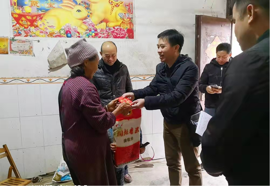 图为党委书记韦宁慰问帮扶对象.png