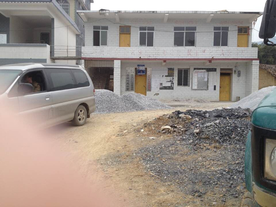 王敏院长实地查看信河村新村部大楼操场路面硬化项目